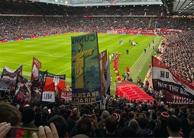 ¡Dios Diablo Rojo! 😈Antes del partido del Manchester United, los fanáticos sostuvieron la versión de Cunha de la bandera “Estatua de Jesús”