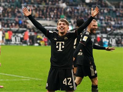 ¿El número 42 tiene poder mágico? Karl, el joven de 17 años del Bayern, causó sensación en el mundo en partidos consecutivos en la Liga de Campeones y la Bundesliga.