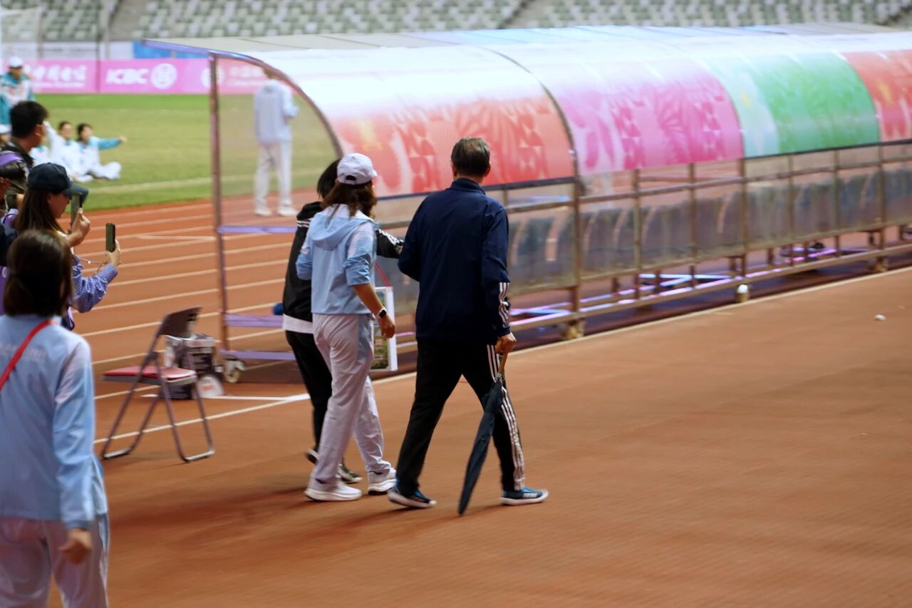 Deportes del Este: Xu Genbao tenía fiebre de 39 grados antes del partido por el tercer puesto. Después del partido, volvió a mirar el campo cuando salió del campo con un paraguas.