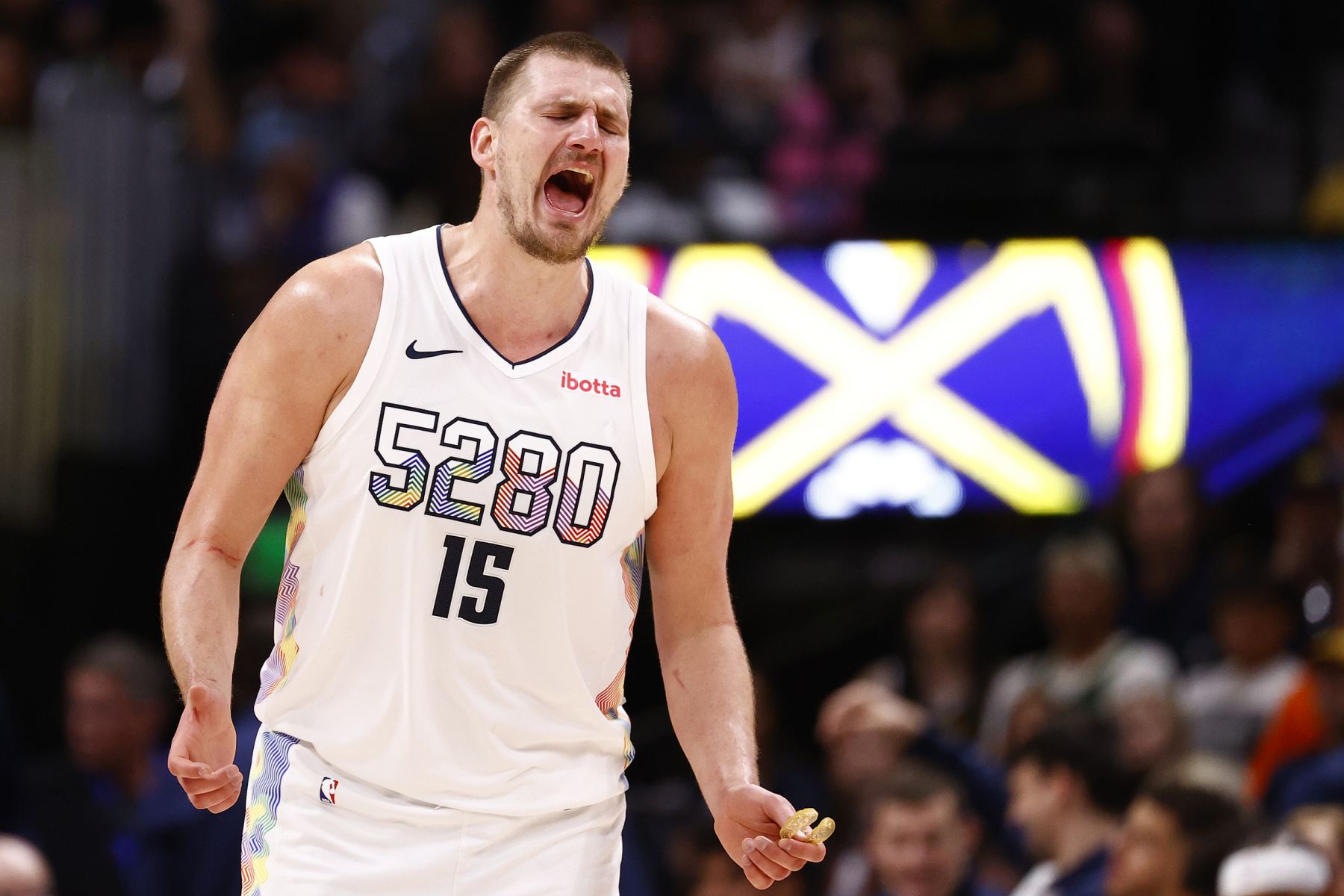 Jokic anotó un triple-doble después de tres cuartos, ayudando a los Nuggets a establecer una ventaja de dos dígitos.