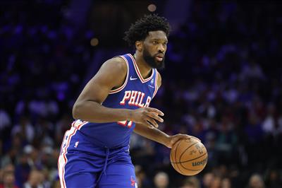 ¡Control del balón caliente! Embiid anotó 20 puntos con 7 de 11 tiros, anotando más de 20 puntos por primera vez en los últimos ocho meses.