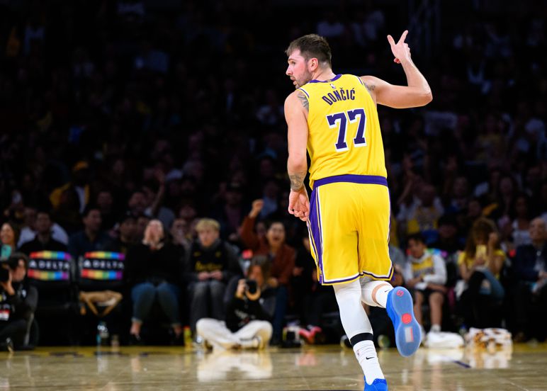 Doncic se convirtió en el primer jugador en la historia de los Lakers en anotar más de 40 puntos en dos partidos consecutivos.