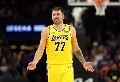 Doncic anotó 23 puntos en el primer cuarto, empatando el récord de anotaciones de la franquicia de Kobe y Kuzma en el primer cuarto.