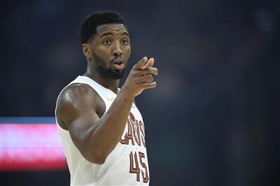 ¡El estado competitivo está de moda! Mitchell acertó 6 triples y anotó 35 puntos, comenzando dos juegos consecutivos con más de 30 puntos.