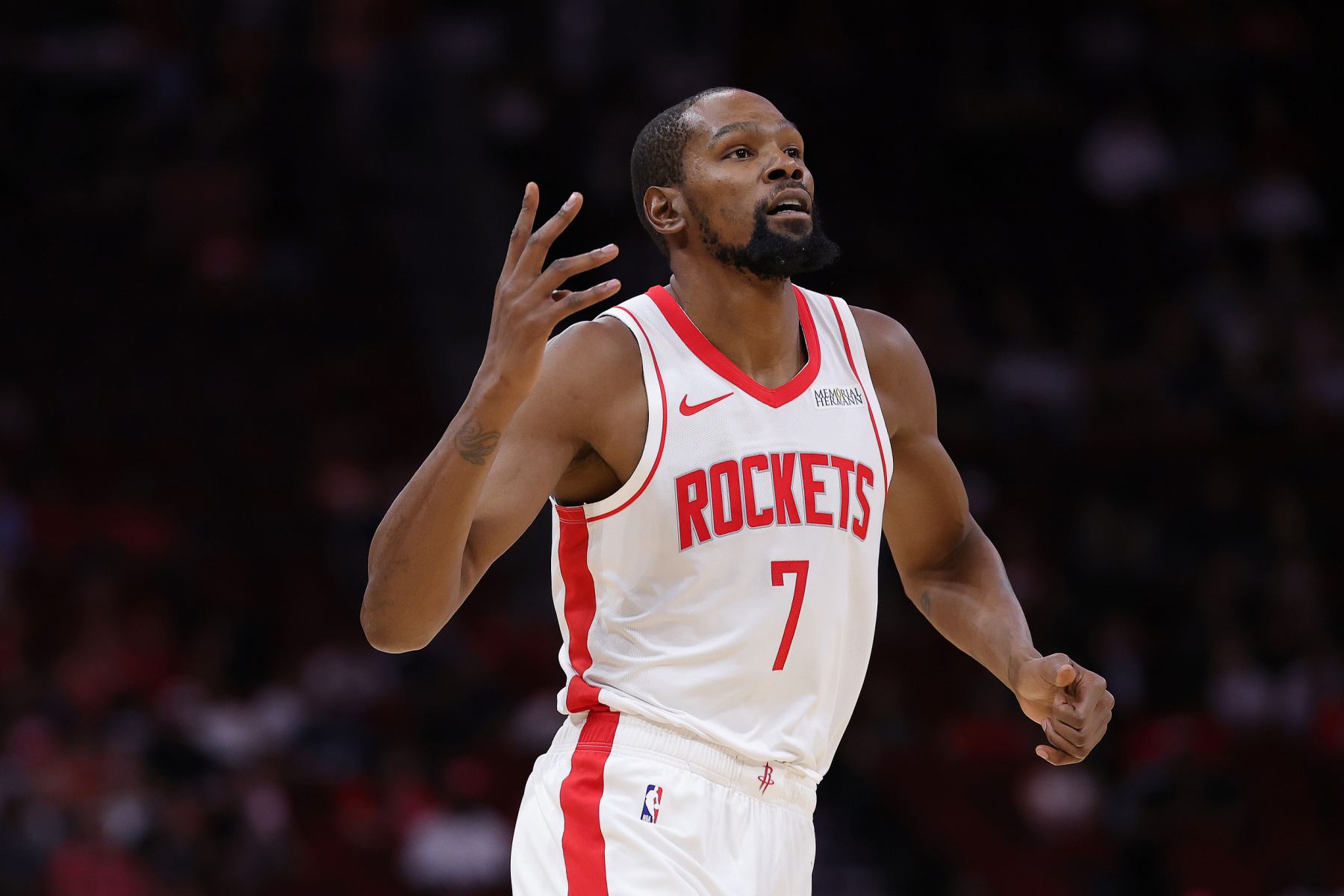 Durant acertó 4 de 10 tiros en la mitad y anotó 15 puntos para ayudar a los Rockets a aferrarse al marcador.