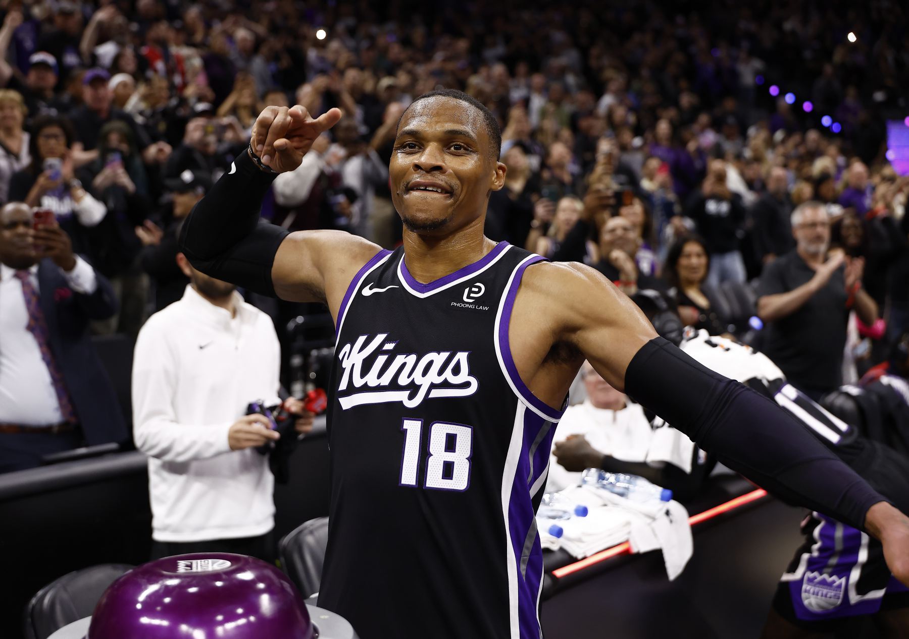 ¡hito! Westbrook llevó al equipo a la victoria con un triple-doble de 23 puntos, 16 rebotes y 10 asistencias. Ha registrado 204 triples-dobles en su carrera.