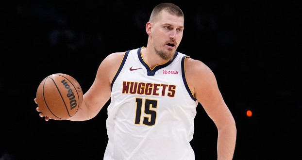 Jokic logró un triple-doble de 33+15+16, Gordon anotó 24 puntos y los Nuggets derrotaron al Heat en casa.