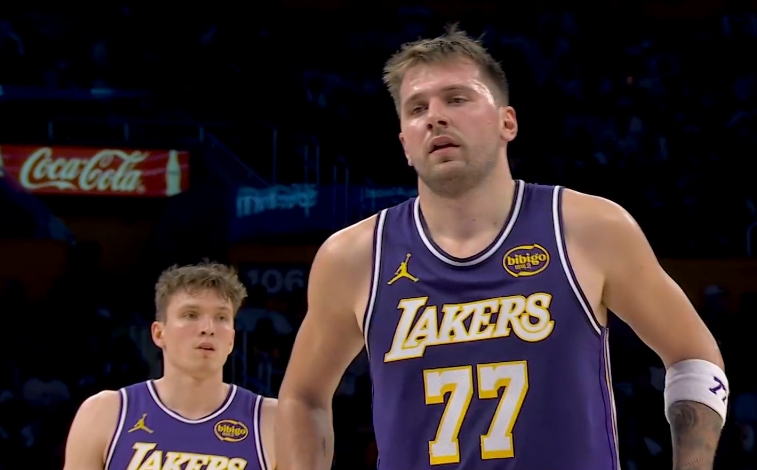 ¡No muy satisfecho con la escala de sanciones! Doncic anotó 13 puntos, 5 rebotes y 3 asistencias en 4 de 11 tiros en el primer cuarto.