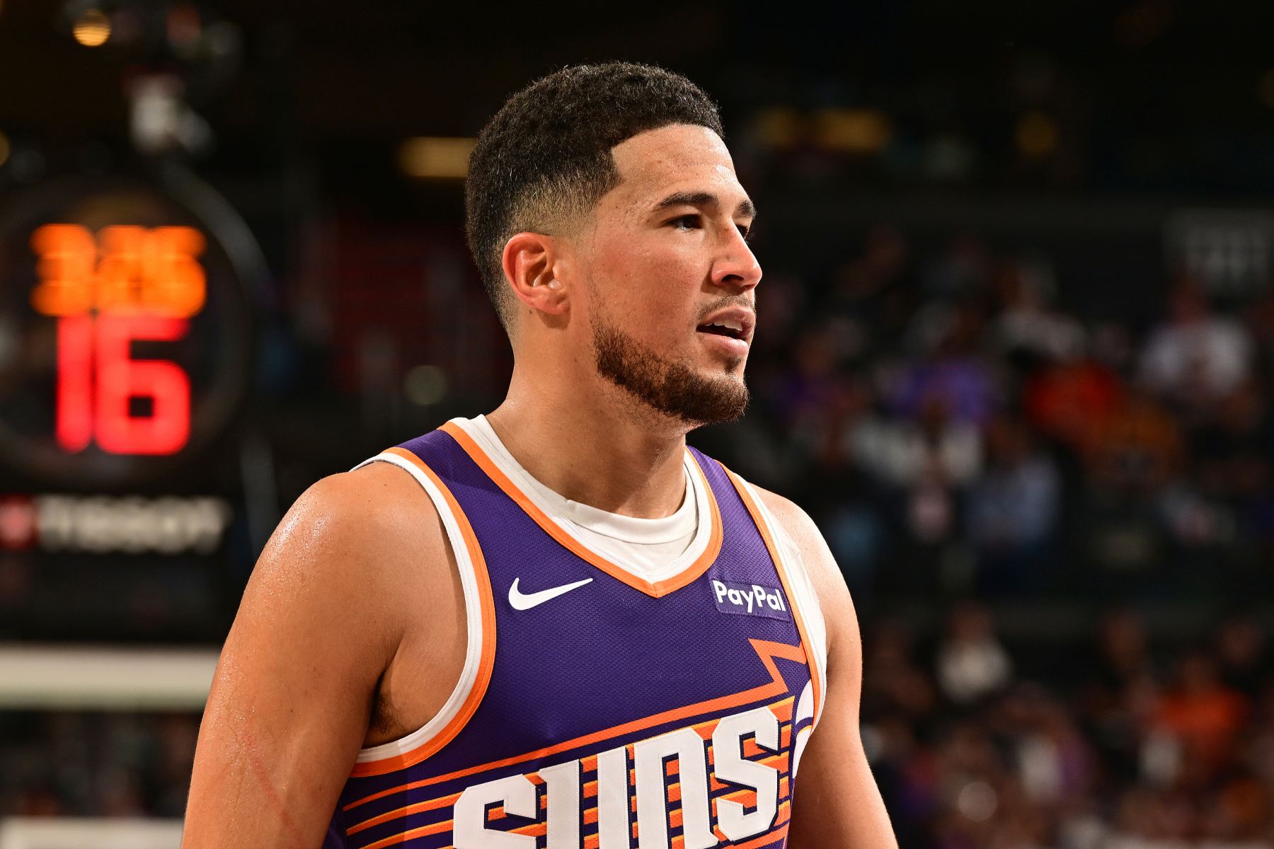 Booker anotó 17 puntos en un solo cuarto, ayudando a los Suns a reducir la diferencia de puntos a 9 puntos al entrar en el último cuarto.
