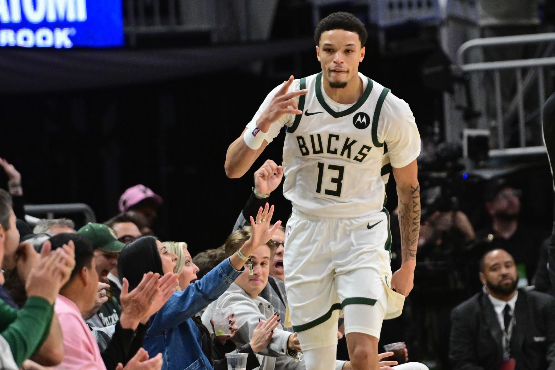 ¡Haz tu mejor esfuerzo! Antetokounmpo está ausente y Rollins anotó 25 puntos en 10 de 15 tiros y 5 rebotes