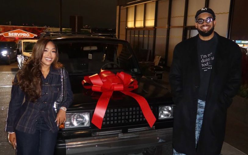 La novia de Towns encontró el viejo auto que su madre conducía hace 30 años como regalo de cumpleaños número 30 para Towns