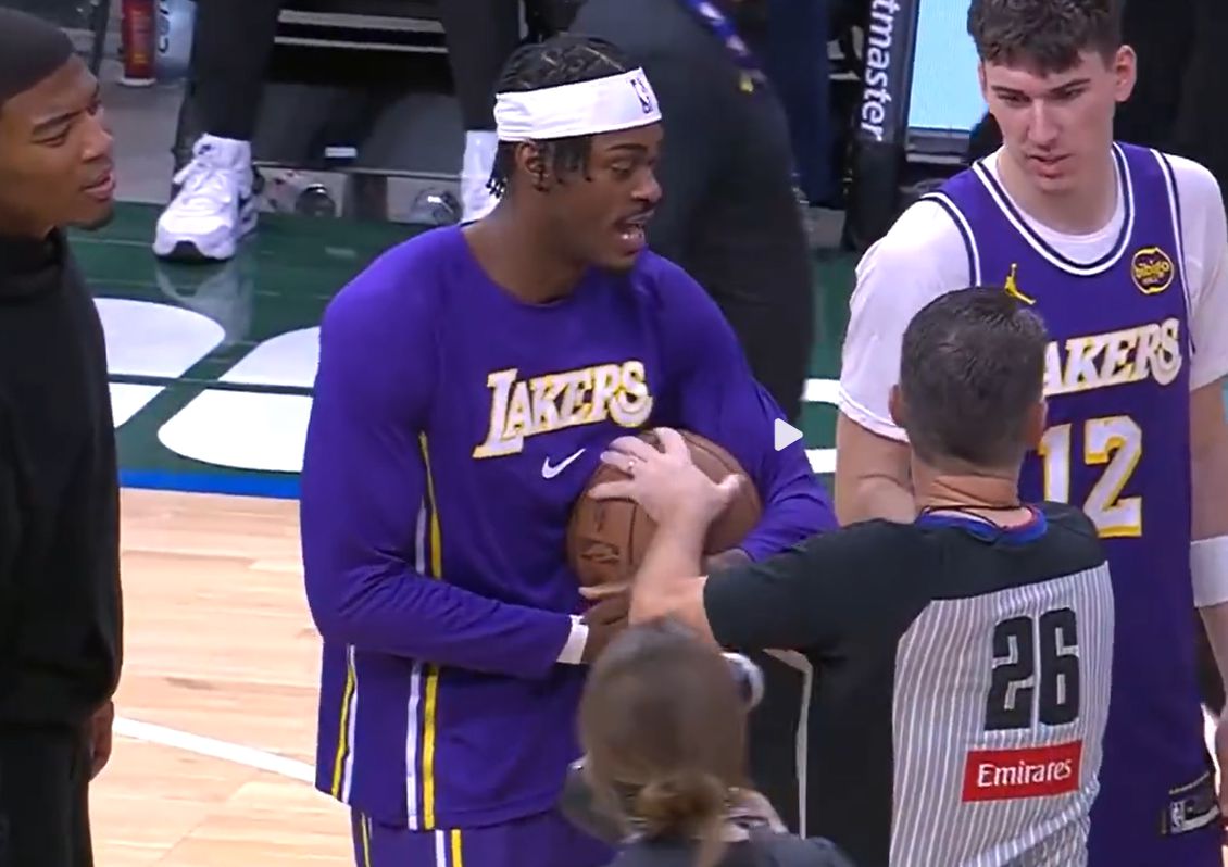 Los Lakers quisieron ceder el balón a un nuevo integrante del equipo y el árbitro lo detuvo, pero Antetokounmpo intervino y le dio el balón a los Lakers.