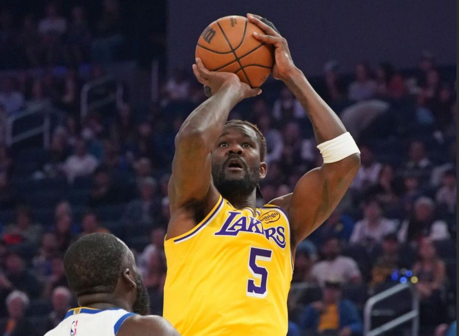 ¡Qué contraste! Ayton acertó 10 de 11 tiros y anotó 20+16, Smart acertó 1 de 10 tiros desde fuera.