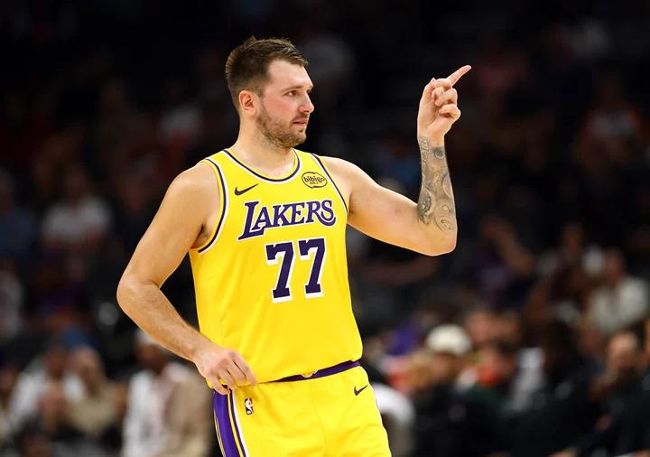 ¡Ambos se están calentando! Doncic anotó 24 puntos y 12 asistencias, Reeves tuvo un eficiente 31+7