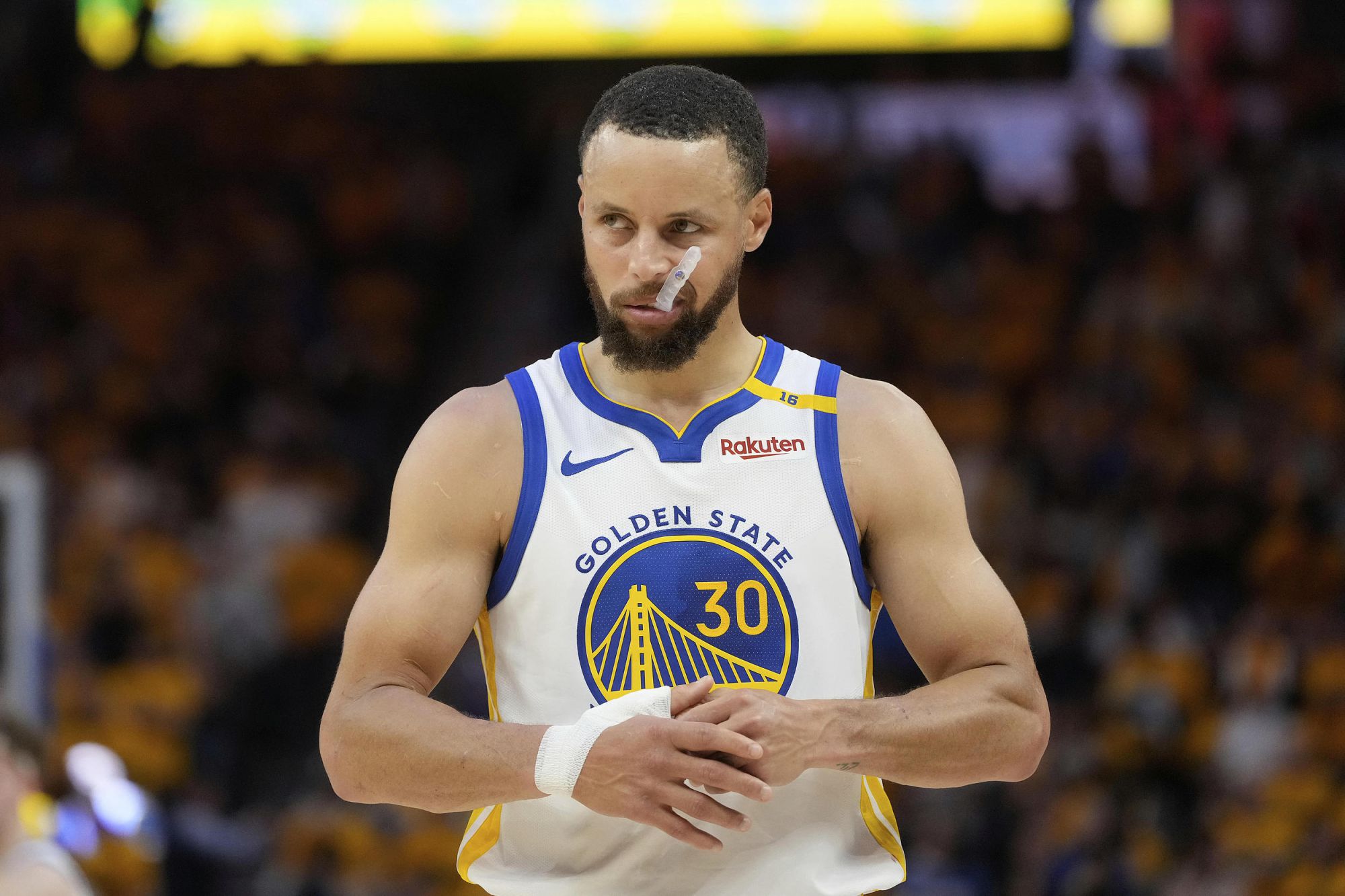 ¡Tu decides! Curry anotó 10 puntos con 2 de 3 triples en el primer cuarto, mientras que el resto de sus compañeros acertaron 0 de 9 triples.