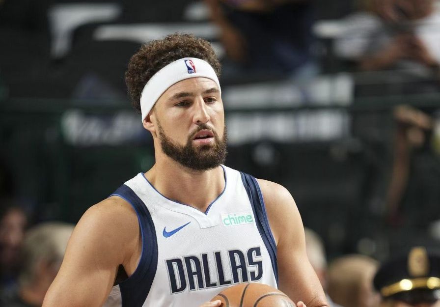 ¡Gángster del banco del Llanero Solitario! Russell & Klay anotaron 23 puntos y 5 rebotes en 9 de 18 entretiempo.