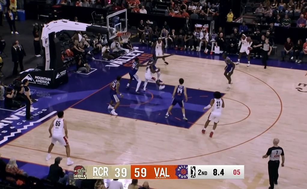 ¡Muy completo! Maluachi anotó 7 puntos, 2 asistencias, 2 intercepciones y 2 tapones en la mitad.