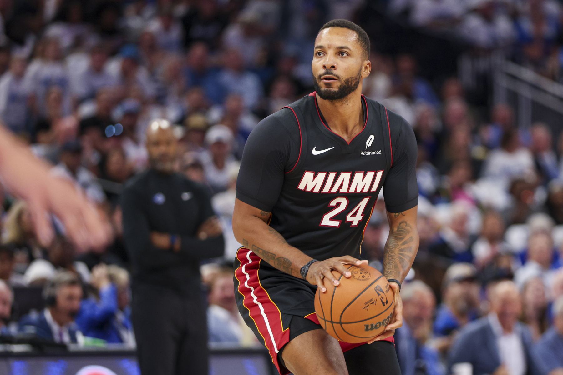 Powell anotó un total de 261 puntos en los primeros diez juegos del Heat, superando a James para ocupar el primer lugar en la historia del equipo.
