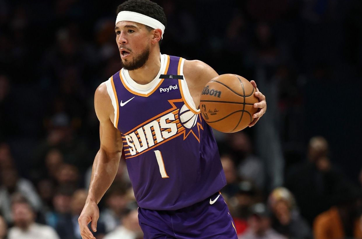 Booker anotó más de 30 puntos seis veces en los primeros ocho partidos de la temporada, estableciendo un récord de los Suns.