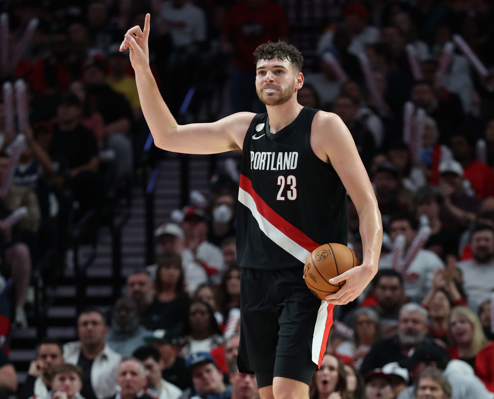 Clasificación de tasa de reducción de guardias de esta temporada: No. 1 en la Liga Klingen, Ayton ocupa el sexto lugar