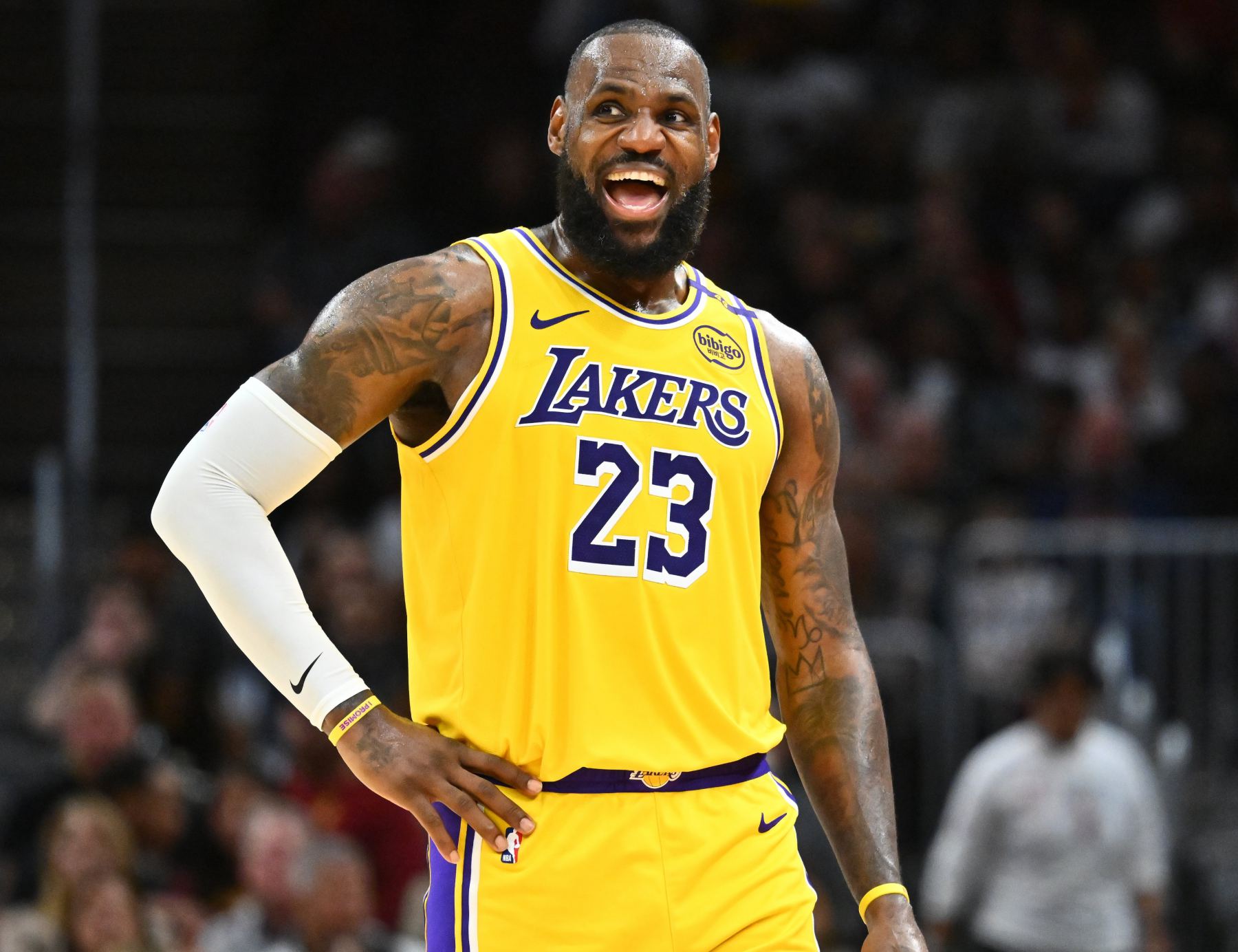 Reeves: James debe estar en casa bebiendo vino y viendo el partido, pensando en cómo ayudarnos