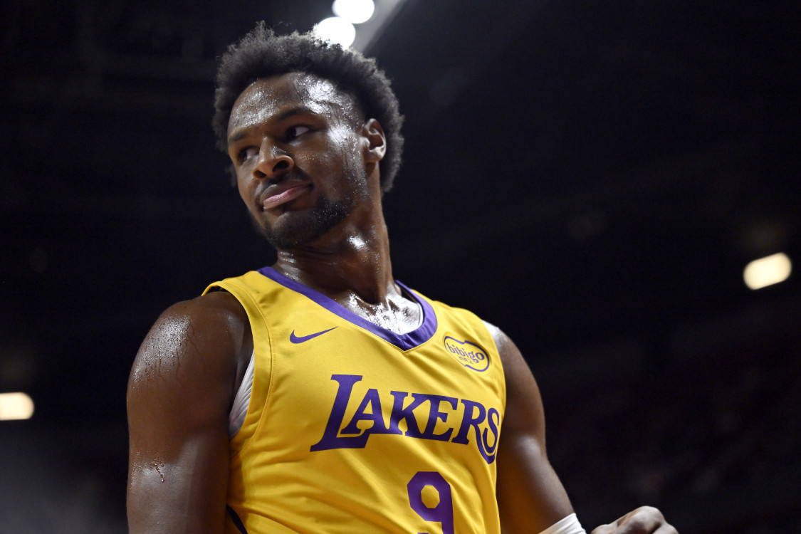 ¿Tienes alguna experiencia cazando ciervos? Bronny anotó 17 puntos y 5 asistencias contra los Bucks la última vez, estableciendo un récord personal.