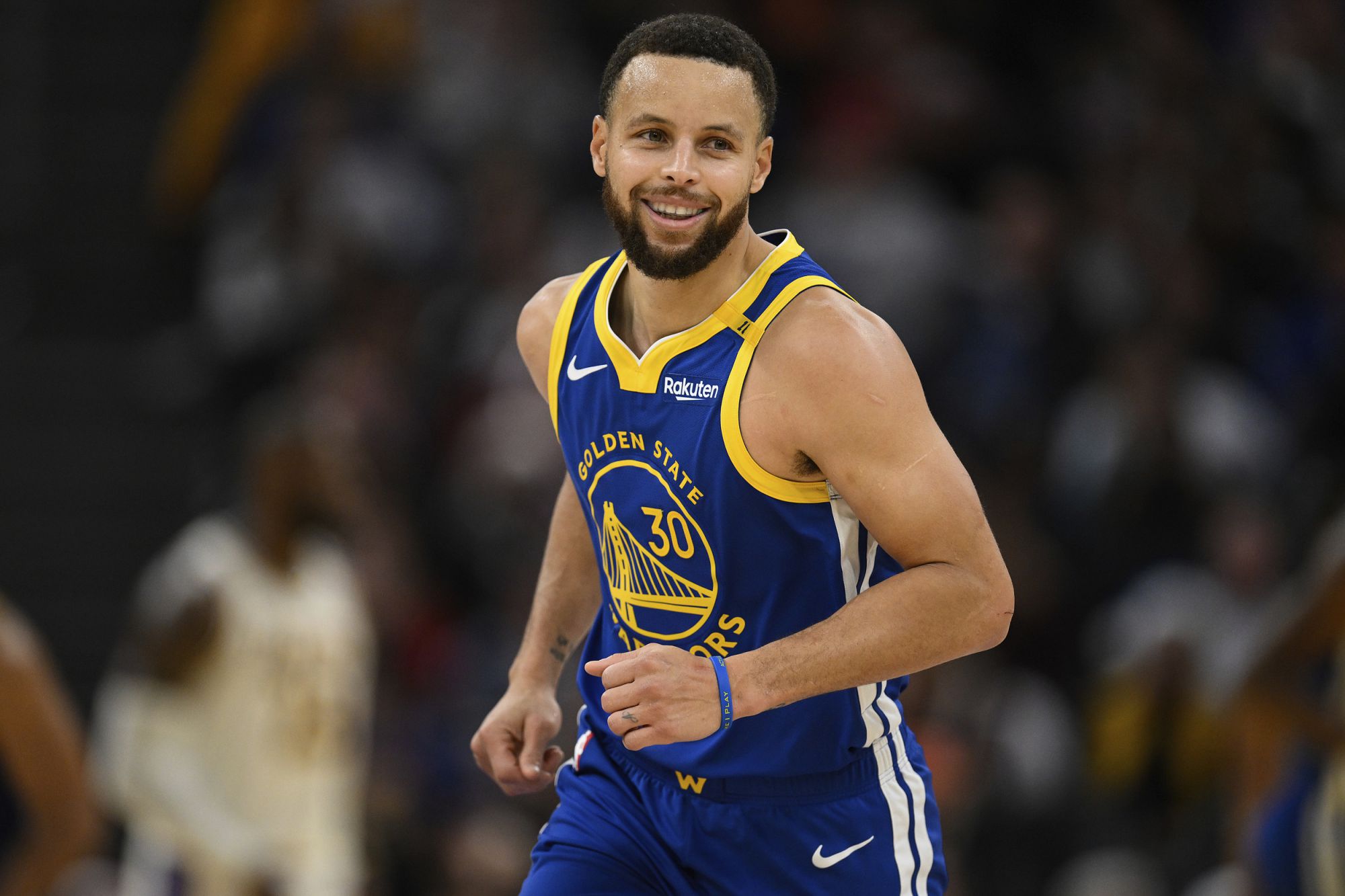 ¡Gran sensación de control del balón! Curry acertó 4 de 7 triples y aportó 18 puntos